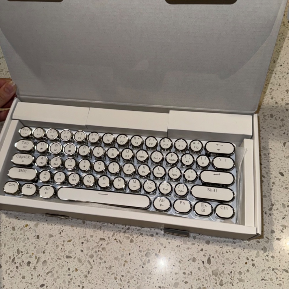 STOGA White Retro RGB Mechanical Keyboard - Picture 3 of 11